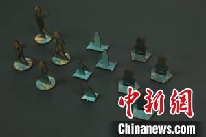 图为“古蜀系列木质机关解谜游戏书”中的机关材料。 张楠 摄 图为“古蜀系列木质机关解谜游戏书”中的机关材料。 张楠 摄