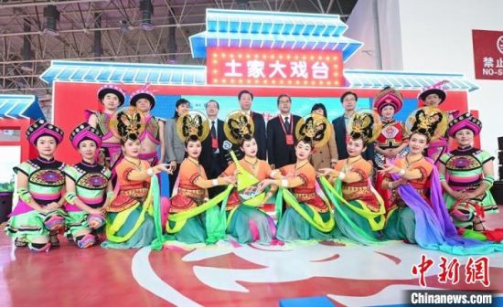 11月26日,“甘肃团”在首届中国(武汉)文化旅游博览会展区的“土家大戏台”,与“湖北团”互访交流。 甘肃省文化和旅游厅供图 11月26日,“甘肃团”在首届中国(武汉)文化旅游博览会展区的“土家大戏台”,与“湖北团”互访交流。 甘肃省文化和旅游厅供图