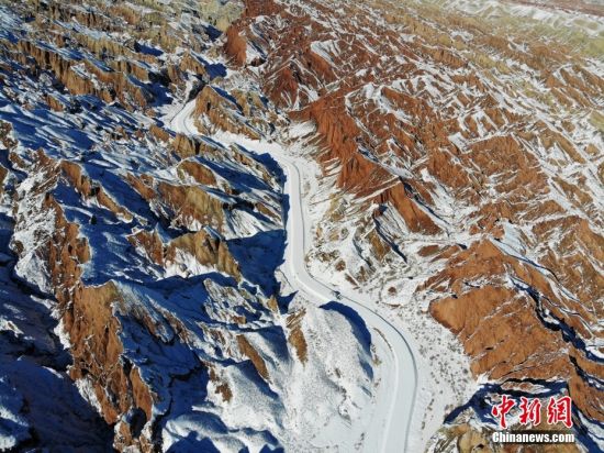 甘肃张掖七彩丹霞恢复开放 现“雪浴丹霞”景观