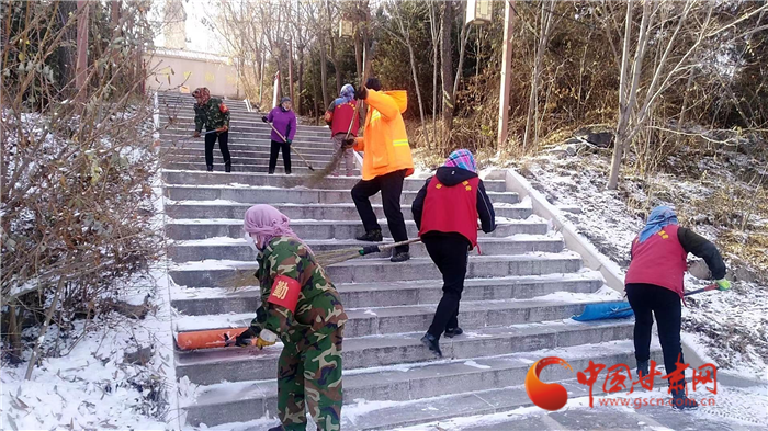 兰州榆中：落雪城市美如画 清晨早起扫雪忙