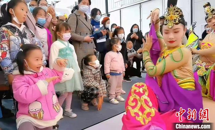 图为敦煌舞者在湖北武汉文旅博览会展区,教当地小朋友敦煌舞舞姿。(资料图) 甘肃省文化和旅游厅供图 图为敦煌舞者在湖北武汉文旅博览会展区,教当地小朋友敦煌舞舞姿。(资料图) 甘肃省文化和旅游厅供图
