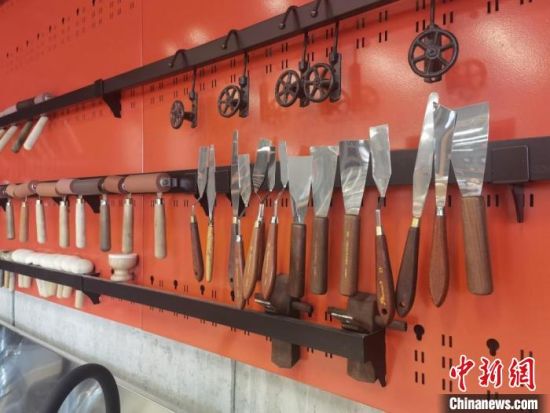 图为徐晋林制作雕版敦煌壁画所用工具。 闫姣 摄 图为徐晋林制作雕版敦煌壁画所用工具。 闫姣 摄
