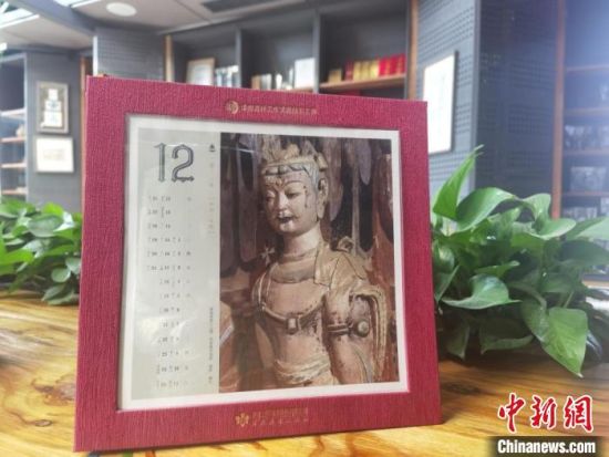 图为徐晋林制作的敦煌题材的手工书《走进沙漠敦煌——莫高窟与藏书票艺术》,深受读者喜爱。 闫姣 摄 图为徐晋林制作的敦煌题材的手工书《走进沙漠敦煌——莫高窟与藏书票艺术》,深受读者喜爱。 闫姣 摄
