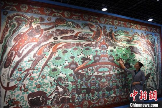 图为通过数字化采集后打印展出的大幅高保真莫高窟复制壁画320窟“散花飞天”。(资料图) 杨艳敏 摄 图为通过数字化采集后打印展出的大幅高保真莫高窟复制壁画320窟“散花飞天”。(资料图) 杨艳敏 摄