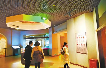 市民在甘肃省博物馆参观