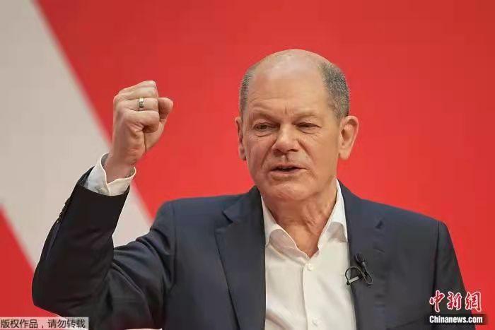 当地时间8日上午,德国联邦议院正式选举社民党总理候选人朔尔茨为新一届德国总理。 点击进入下一页