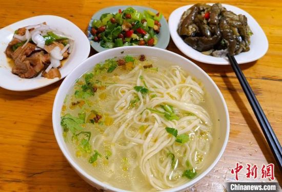 图为浆水面和配菜。 刘玉桃 摄 图为浆水面和配菜。 刘玉桃 摄
