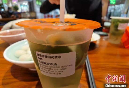 图为兰州市民购买柠檬薄荷浆水饮品。 刘玉桃 摄 图为兰州市民购买柠檬薄荷浆水饮品。 刘玉桃 摄