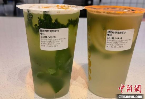 图为兰州一奶茶店推出的柠檬黄瓜浆水、柠檬薄荷浆水饮品。 刘玉桃 摄 图为兰州一奶茶店推出的柠檬黄瓜浆水、柠檬薄荷浆水饮品。 刘玉桃 摄