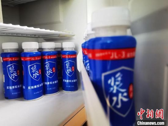 图为兰州大学环境微生物课题组研发的浆水酸奶。 艾庆龙 摄 图为兰州大学环境微生物课题组研发的浆水酸奶。 艾庆龙 摄