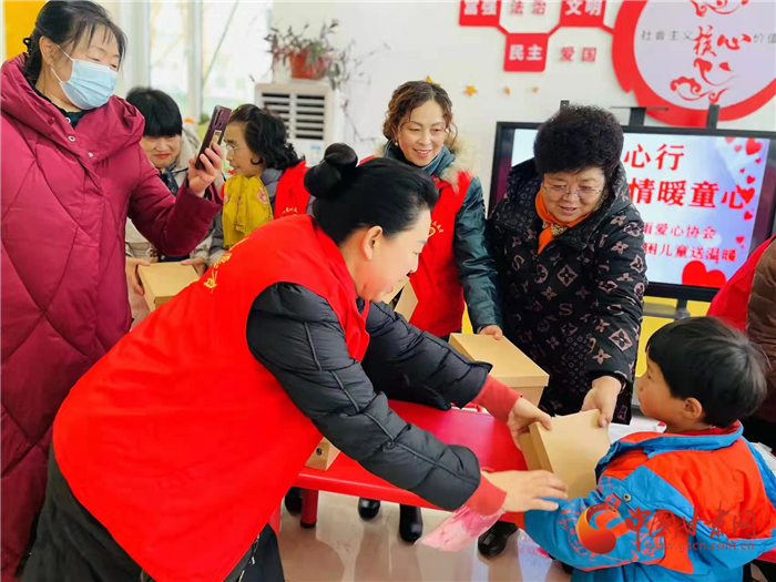 陇南礼县：爱心物资送到幼儿园  温暖冬天在行动
