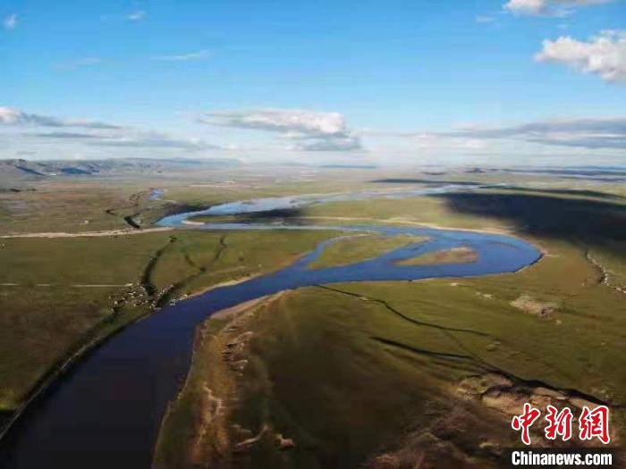 图为夏日的甘肃甘南藏族自治州玛曲县境内的“天下黄河第一湾”。(资料图) 杨艳敏 摄
