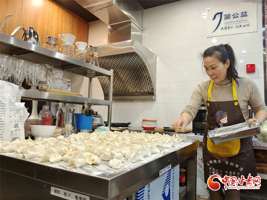 【陇拍客】冬至日 兰州社区饺子飘香不怕冻耳朵