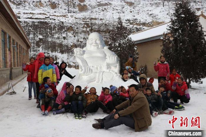 图为甘肃省庆阳市环县合道镇瓦天沟小学在校师生创作的精美雪雕。(资料图) 敬斐斐 摄