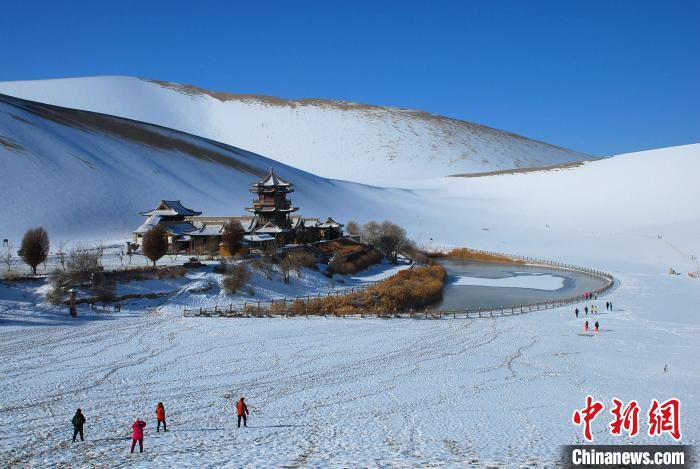 图为甘肃省敦煌市鸣沙山月牙泉雪景如画。(资料图) 张晓亮 摄 图为甘肃省敦煌市鸣沙山月牙泉雪景如画。(资料图) 张晓亮 摄