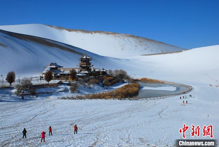 图为甘肃省敦煌市鸣沙山月牙泉雪景如画。(资料图) 张晓亮 　摄