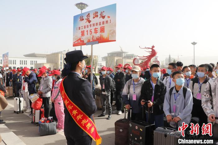 甘肃育劳务产业“铁杆庄稼”脱贫户“出穷圈”破茧成蝶