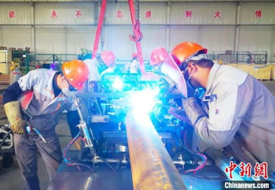 2019年7月28日，光热产业链在玉门形成整体布局。图为装备制造公司内电焊工在忙碌工作。(资料图) 高展 摄