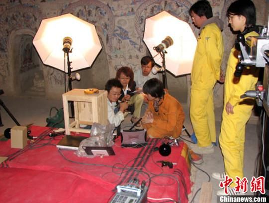 敦煌研究院与日本东京文化财研究所合作进行第285窟多光谱无损调查工作现场。中新社发 娄婕 供图 敦煌研究院与日本东京文化财研究所合作进行第285窟多光谱无损调查工作现场。中新社发 娄婕 供图