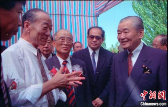 1994年8月,时任日本首相竹下登(右一)与时任敦煌研究院院长段文杰在莫高窟亲切交谈。中新社发 娄婕 供图 1994年8月,时任日本首相竹下登(右一)与时任敦煌研究院院长段文杰在莫高窟亲切交谈。中新社发 娄婕 供图