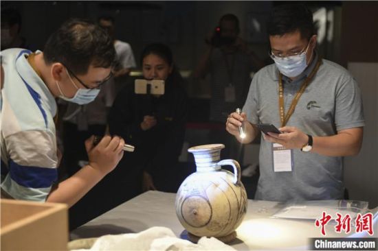 2020年6月,在长沙博物馆举行“从地中海到中国:丝路宝藏——平山郁夫丝绸之路美术馆藏文物展”前,专家开箱鉴定文物。中新社记者 杨华峰 摄 2020年6月,在长沙博物馆举行“从地中海到中国:丝路宝藏——平山郁夫丝绸之路美术馆藏文物展”前,专家开箱鉴定文物。中新社记者 杨华峰 摄
