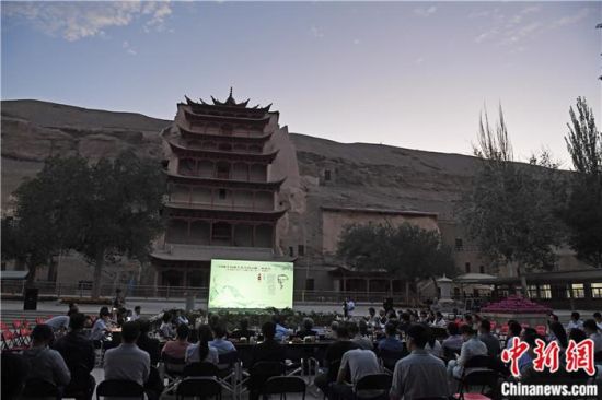 2018年8月,在敦煌莫高窟标志性建筑“九层楼”前,《回顾平山郁夫先生的贡献》座谈会举行。来自中日两国的专家、学者共同怀念这位情系敦煌数十载的绘画巨匠、中日友好的文化使者、世界文化遗产的守护者。中新社记者 杨艳敏 摄 2018年8月,在敦煌莫高窟标志性建筑“九层楼”前,《回顾平山郁夫先生的贡献》座谈会举行。来自中日两国的专家、学者共同怀念这位情系敦煌数十载的绘画巨匠、中日友好的文化使者、世界文化遗产的守护者。中新社记者 杨艳敏 摄