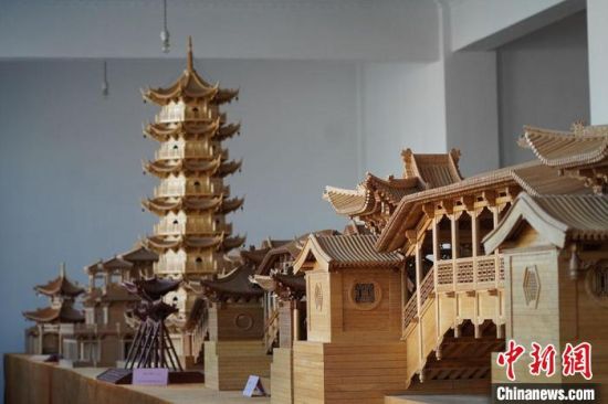 图为古建筑模型制作技艺传习所展厅内的微缩古建筑作品。 九美旦增 摄 图为古建筑模型制作技艺传习所展厅内的微缩古建筑作品。 九美旦增 摄