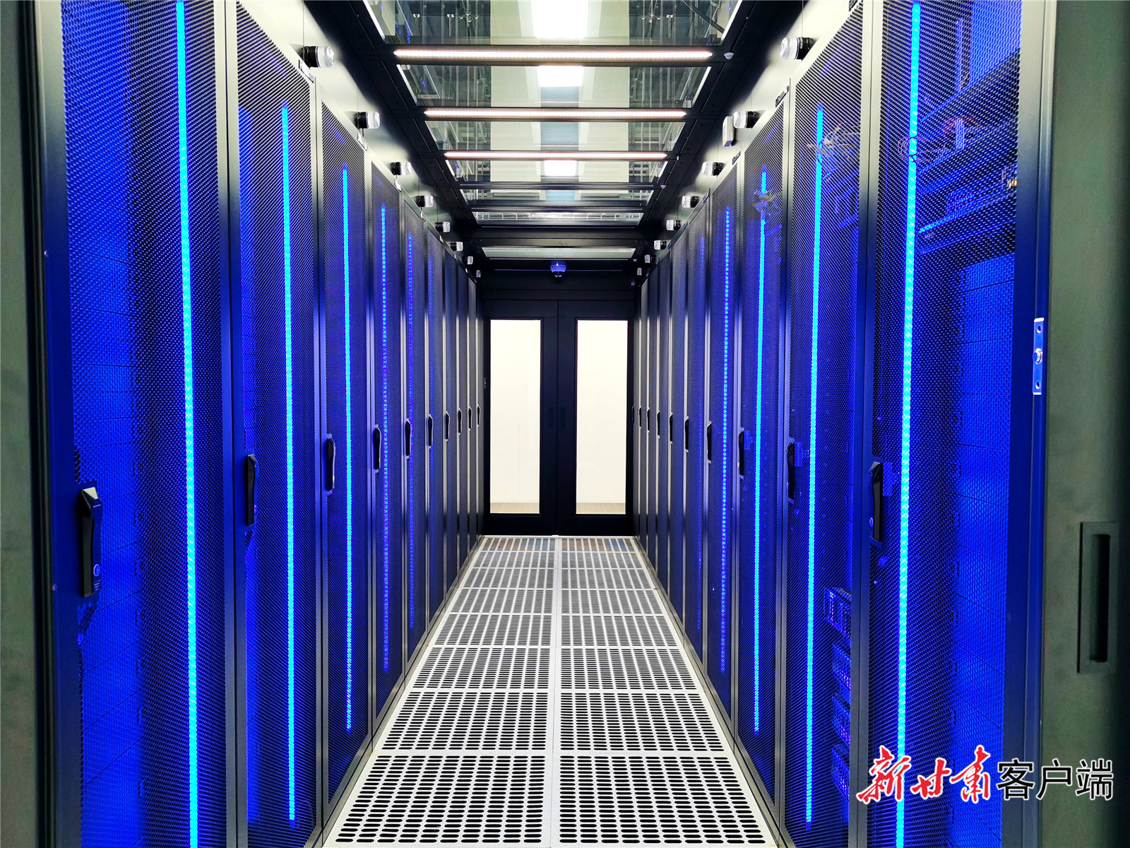 7甘肃电投集团投资开发建设的金昌紫金云大数据中心已投入运营的国际T3等级机房.jpg