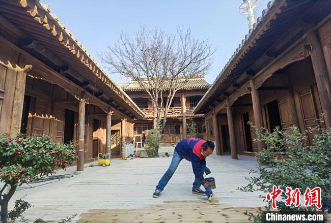 天水古城西关片区是天水唯一遗存具有悠久历史的古民居建筑群落。图为工作人员对古民居建筑进行修复收尾。　冯志军 摄