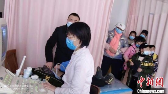 图为天津市河西区柳林医院医生郭鑫，在庄浪县妇幼保健院支医，她为就诊者做B超检查。(资料图) 李顺民 摄