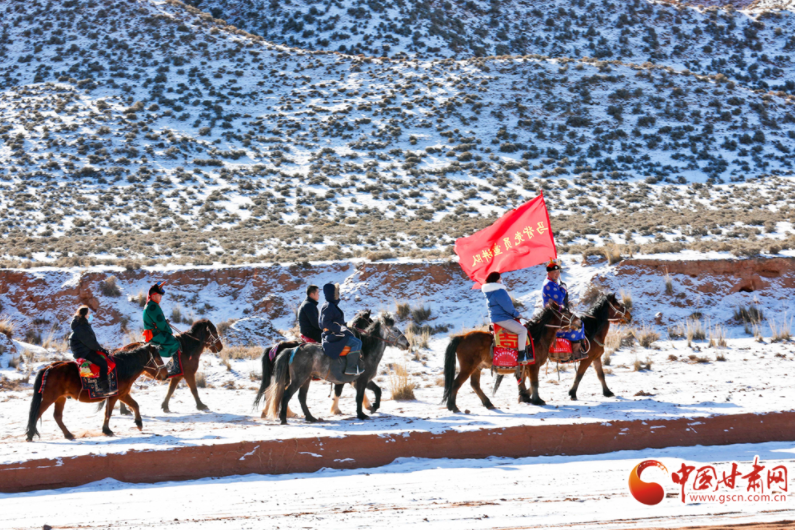 张掖甘州区平山湖乡：骑马踏雪送温暖 