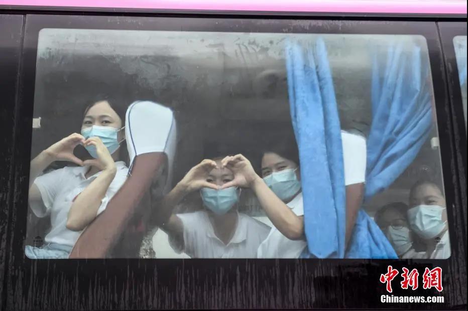 医务人员“比心”感谢送行者。杨华峰 摄 点击进入下一页
