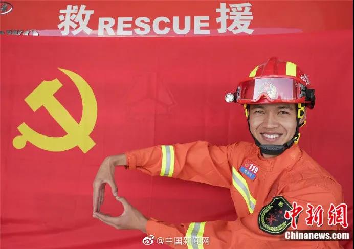 消防员拍创意照向祖国告白。尚虹波 王金梅 点击进入下一页