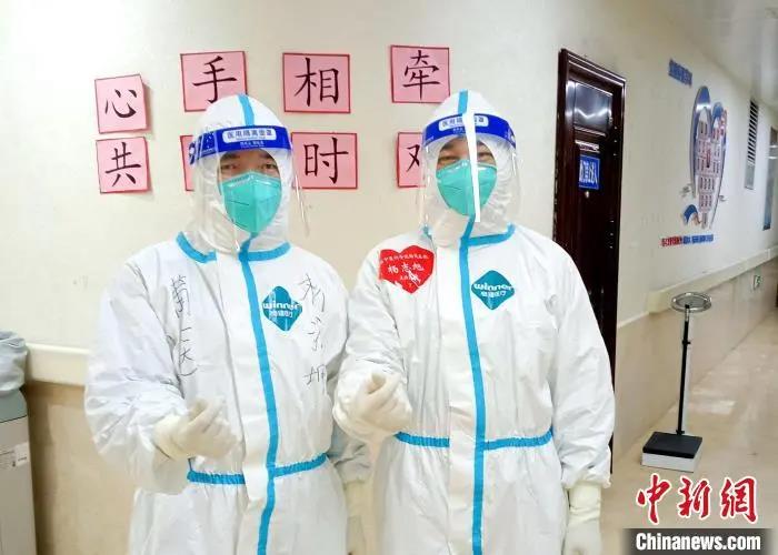 两位医师一起加油比心。林浴坤 摄 点击进入下一页