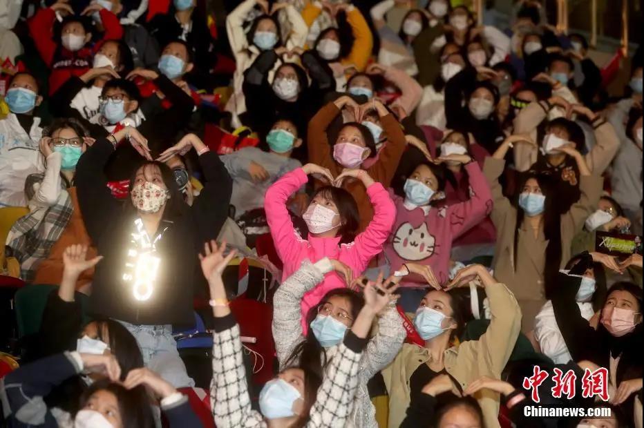澳门观众向内地奥运健儿“比心”。<a target='_blank' data-cke-saved-href='/' href='/'>中新社</a>记者 张宇 摄 点击进入下一页