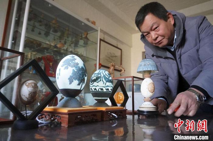 图为吴义泽展示的最新创作的蛋雕作品。　九美丹增 摄