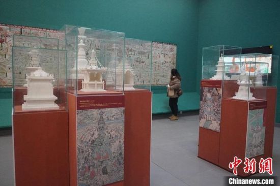 图为观众欣赏数字复制壁画。 九美旦增 摄 图为观众欣赏数字复制壁画。 九美旦增 摄