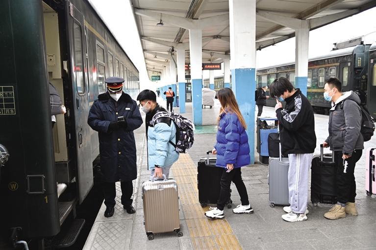 筹疫情防控和春运组织 确保人员安全有序流动2022年春运火车票今日开售