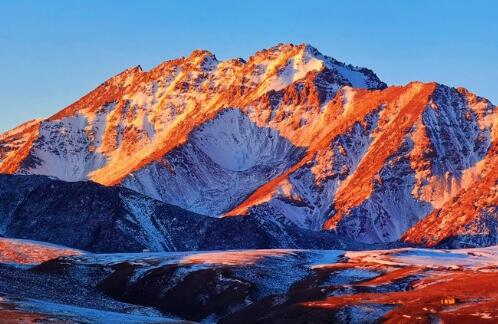 【大美甘肃】皑皑雪峰沐浴新年第一缕阳光