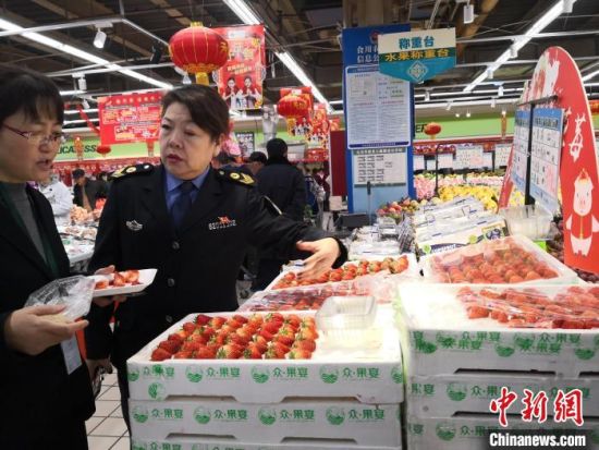 图为2019年1月，兰州市场监管部门检查超市商品质量。(资料图) 刘薛梅 摄