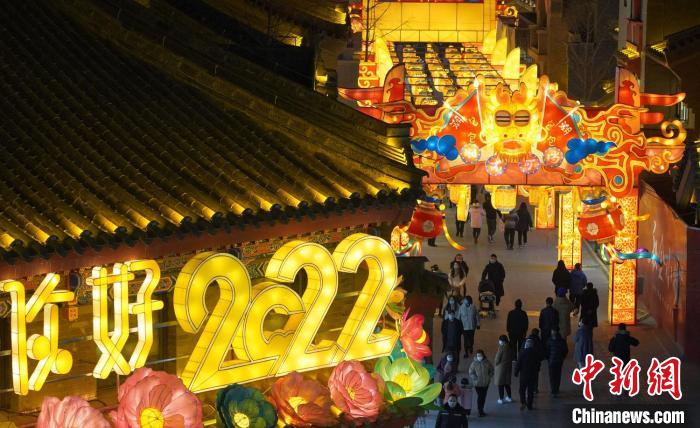 1月4日晚，新年伊始，2022兰州老街新春灯展吸引诸多游客前来观赏。　九美旦增 摄