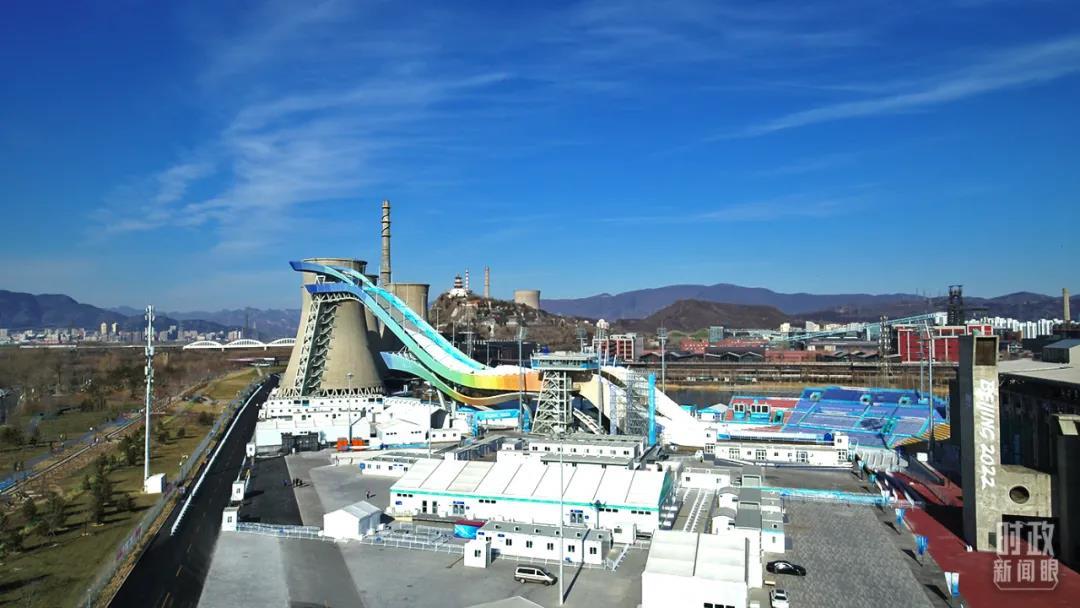 首钢滑雪大跳台的造型设计融入了敦煌壁画中的“飞天”元素,建筑曲线优美、流畅。(总台央视记者刘岳拍摄) 首钢滑雪大跳台的造型设计融入了敦煌壁画中的“飞天”元素,建筑曲线优美、流畅。(总台央视记者刘岳拍摄)