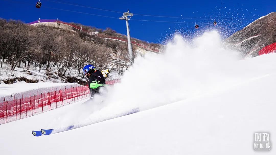 高山滑雪运动瞬间。(总台国广记者李晋拍摄) 高山滑雪运动瞬间。(总台国广记者李晋拍摄)