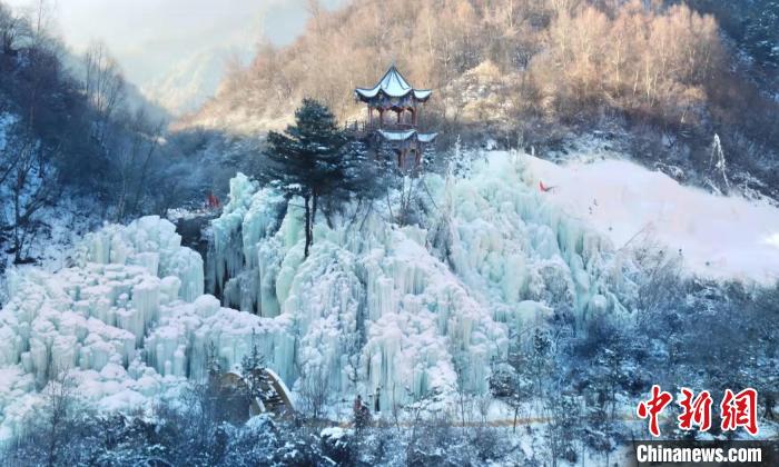 图为2021年底，在甘肃定西市渭源县启幕的“冬春冰雪温泉游”。(资料图) 张婧 摄