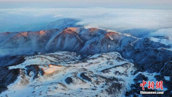 图为茫茫关山白雪皑皑。 张焜 摄 图为茫茫关山白雪皑皑。 张焜 摄