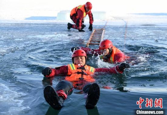 图为救援人员入水营救“被困者”。　师永红 摄