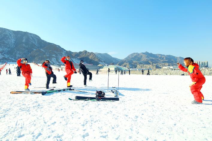 嘉峪关：游客们尽享滑雪乐趣