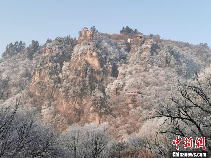 图为崆峒山雾凇景色。 徐振华 摄 图为崆峒山雾凇景色。 徐振华 摄