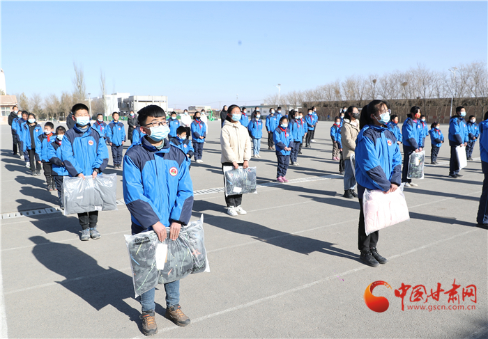 中国甘肃网2022“新年新衣”到古浪 温暖祝福送学子