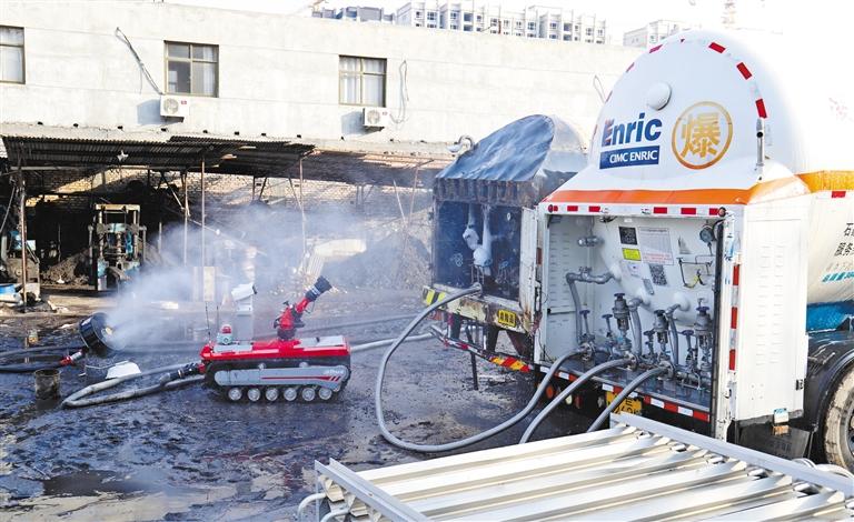 天水：危化品运输车起火 出动灭火机器人12小时成功处置